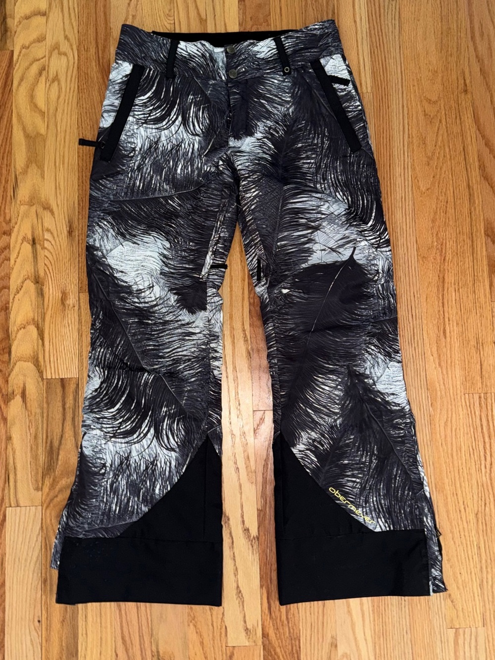 Obermeyer youth ski snow pants featuring a black and white feathered pattern